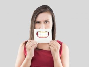 Read more about the article Cos’è la placca dentale e come rimuoverla?