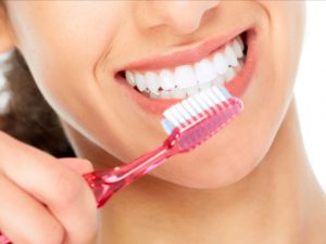 Read more about the article Come pulire bene i denti a casa