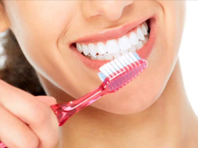 Read more about the article Come pulire bene i denti a casa